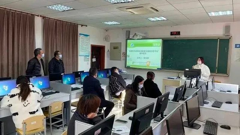 根据相关政策，考生在异地报考时，需满足以下条件：