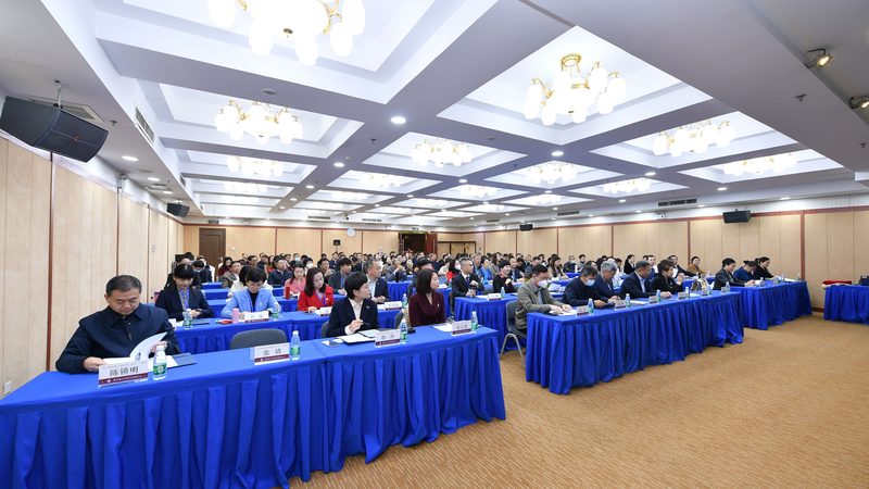 叉车培训费用主要由以下几部分构成：